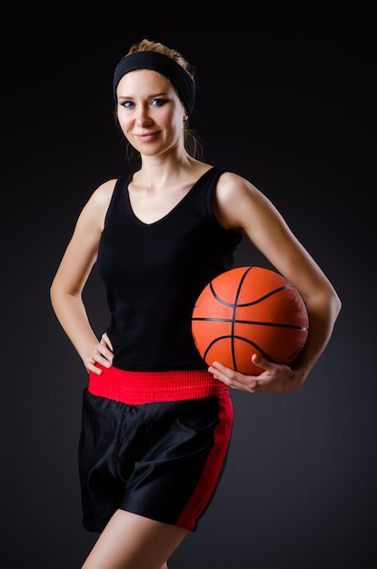 Frau mit Basketball im Sportkonzept