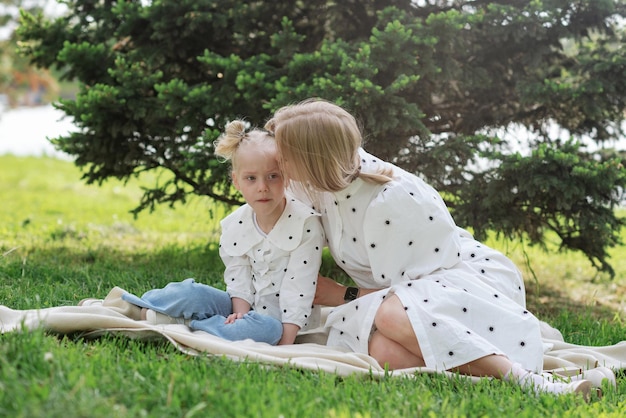 Frau mit behindertem Mädchen im Sommerpark Zerebralparese bei Kindern