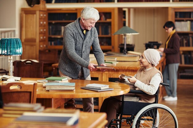 Frau mit Behinderung in der Bibliothek