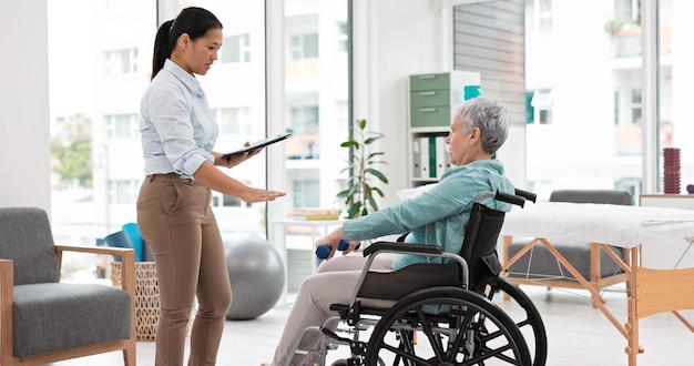 Frau mit Behinderung Physiotherapie und Hantel Rehabilitation der Gesundheitsversorgung Bewertungstest oder Checkliste des Heilungsfortschritts Physiotherapeut Ausschlagtafel oder Konsultation älterer Patient im Rollstuhl