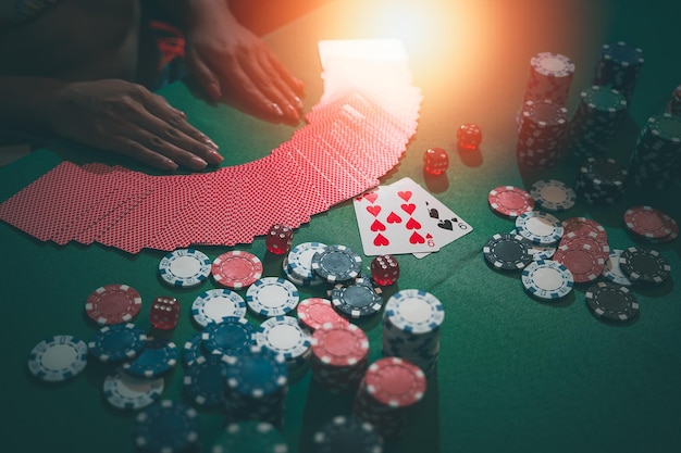 Frau mit Bikini-Dealer oder Croupier mischt Pokerkarten in einem Casino auf dem Hintergrund einer Tableasain-Frau, die zwei Spielkarten hält Casino-Poker-Pokerspielkonzept
