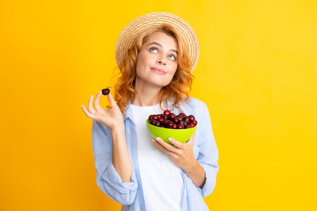 Frau mit Bio-Kirschfrüchten Kirschen und Ernte im Sommer Mädchen, die reife Kirschen pflücken und frische Früchte essen Gesunde Bio-Beeren-Kirschfrucht-Sommererntesaison