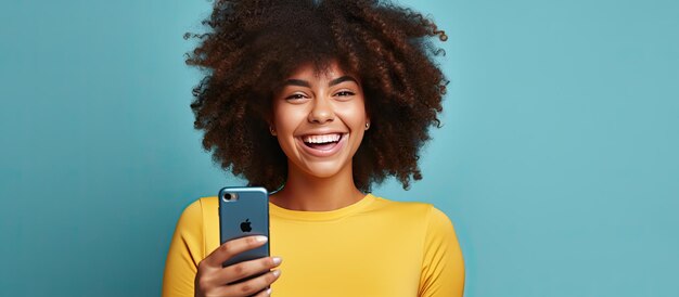 Frau mit blauem Hemd und Afrohaar macht per Telefon Selfies und Videoanrufe für freiberufliche Arbeit in sozialen Medien