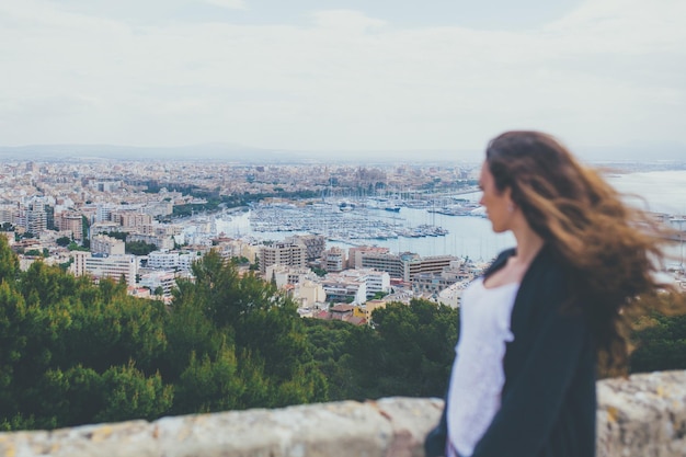 Frau mit Blick auf die Stadt Palma