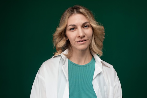 Frau mit blonden Haaren und weißer Jacke