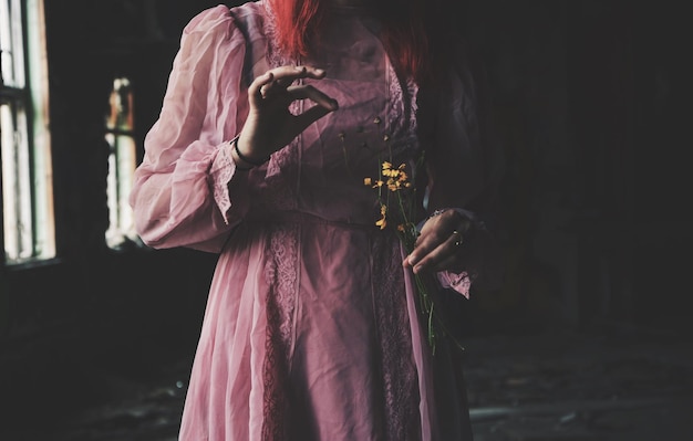 Frau mit Blume