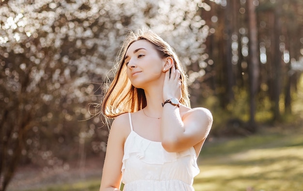 Frau mit Blumen im Frühjahr im Park