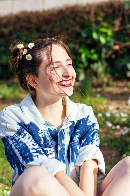 Frau mit Blumen im Haar im Freien