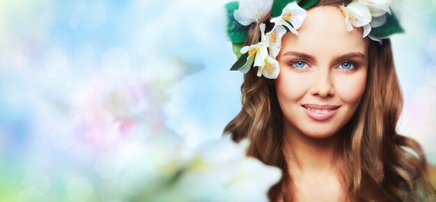 Foto frau mit blumen porträt