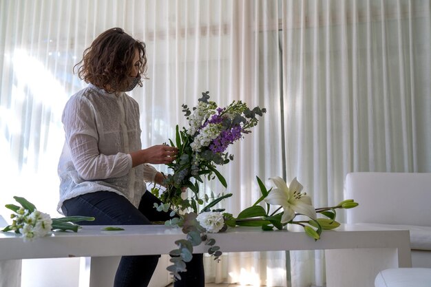 Frau mit Blumen zu Hause