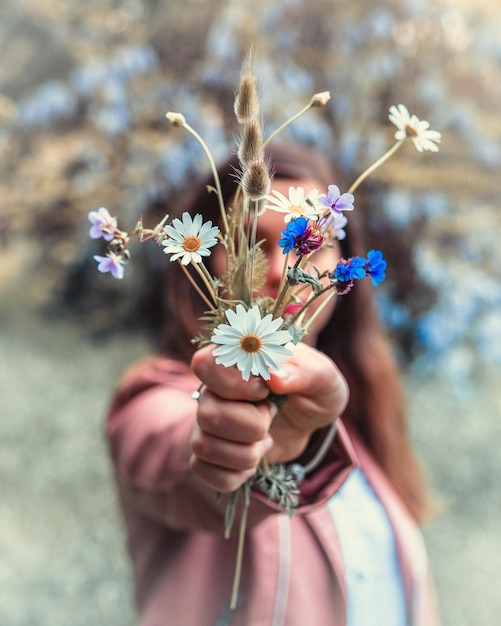 Foto frau mit blumen