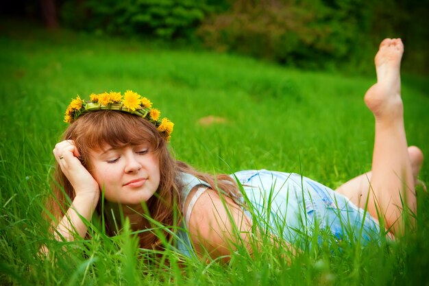 Frau mit Blumenkranz im Garten