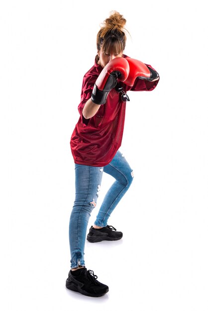 Frau mit Boxhandschuhen