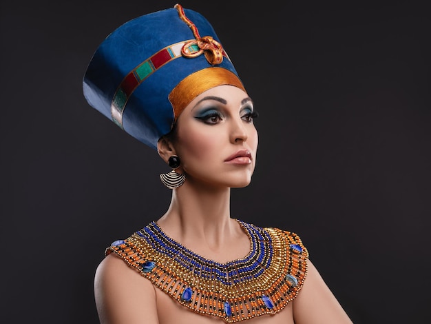 Frau mit braunen Augen und Abend-Make-up als Königin von Ägypten Kleopatra