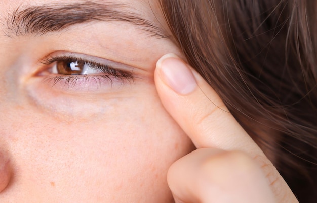 Frau mit braunen Augen und Haaren in der Nähe von Sehstörungen Astigmatismus