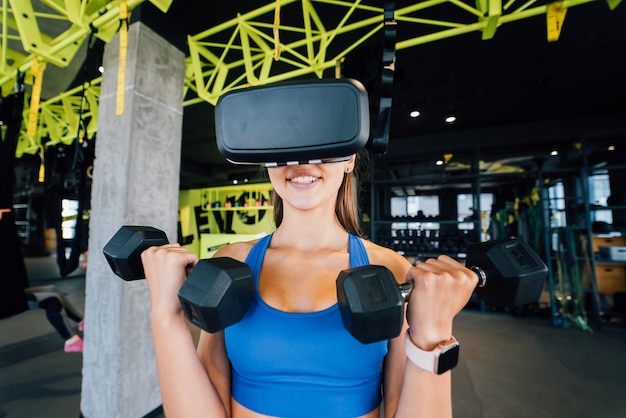 Frau mit Brille der virtuellen Realität, die mit Hanteln trainiert