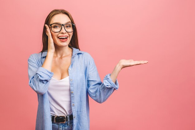 Frau mit Brille, die im Studio aufwirft