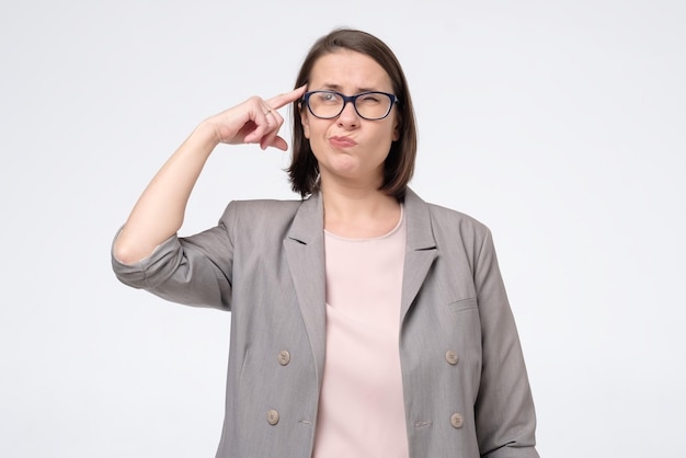 Frau mit Brille, die mit nachdenklichem Blick zur Seite schaut und einen Plan für morgen macht