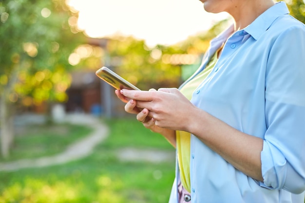 Frau mit Brille, die Smartphone-Nachrichten auf dem Handy verwendet