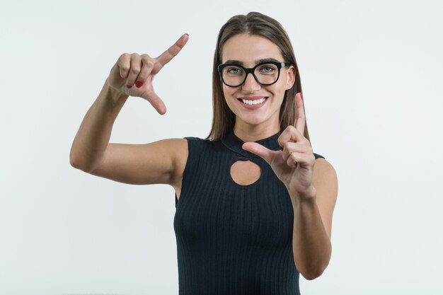 Frau mit Brille lächelnd