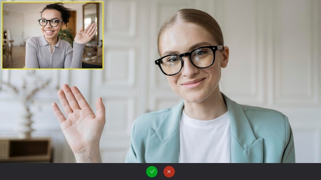 Foto frau mit brille online-chat-videokommunikation virtueller büroarbeitsplatzbildschirm