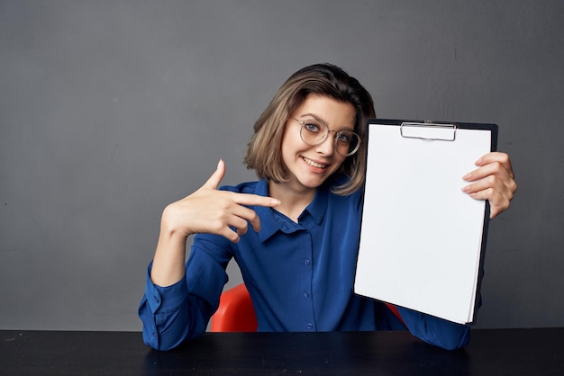 Frau mit Brille sitzt am Tisch Dokumente abgeschnitten Sicht Kopierraum Hochqualitätsfoto