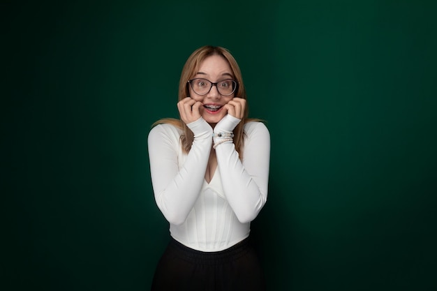 Frau mit Brille und weißem Pullover