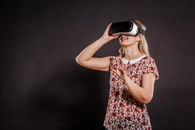 Frau mit Brille von Virtual-Reality-VR-Headset-Brillengerät Zukünftiges Technologiekonzept