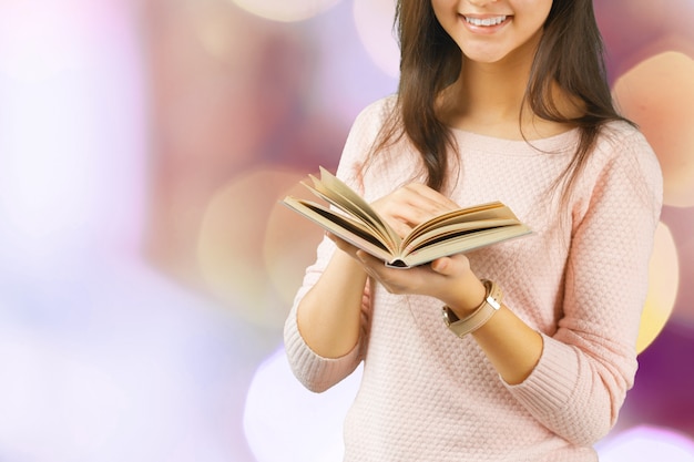 Frau mit Buch