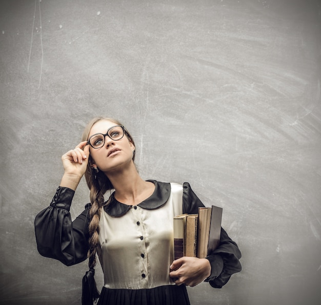 Frau mit Büchern nachschlagen