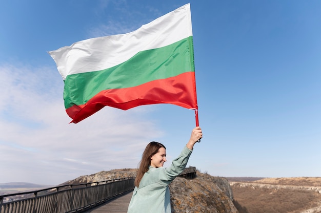 Foto frau mit bulgarischer flagge draußen