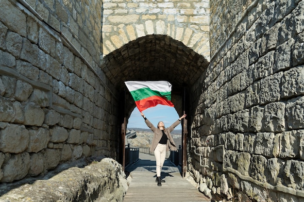 Foto frau mit bulgarischer flagge draußen