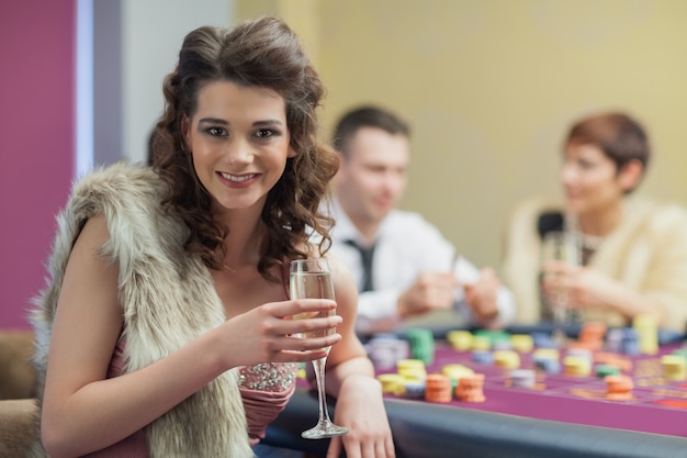 Frau mit Champagner lächelnd