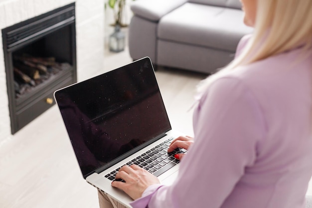 Frau mit Computer beim Online-Shopping