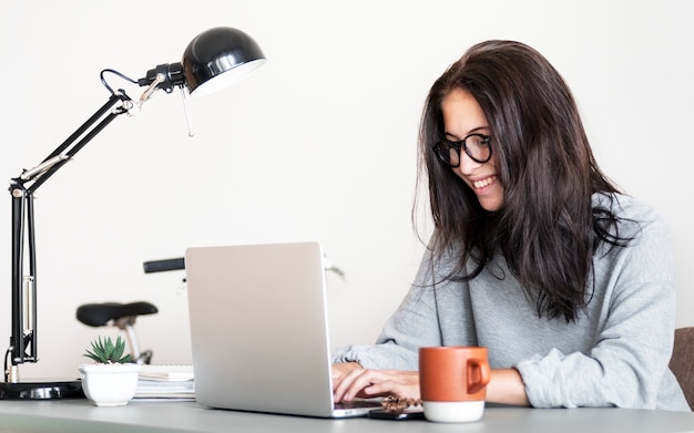 Frau mit Computer-Laptop