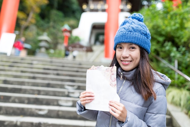 Frau mit Cracker in Enoshima