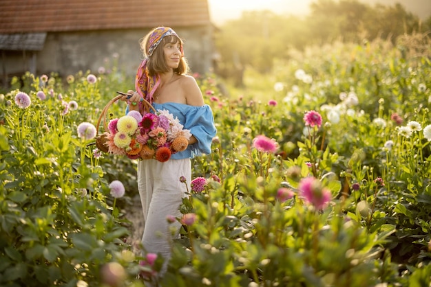 Frau mit Dahlien auf der Blumenfarm