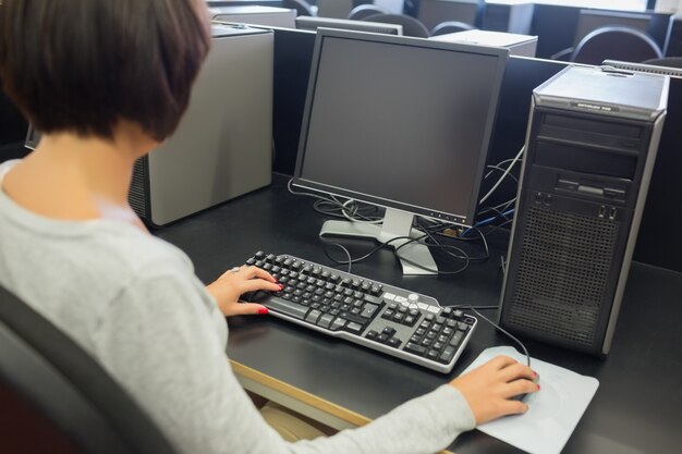 Frau mit dem Computer