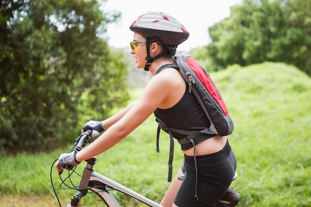 Frau mit dem Fahrrad