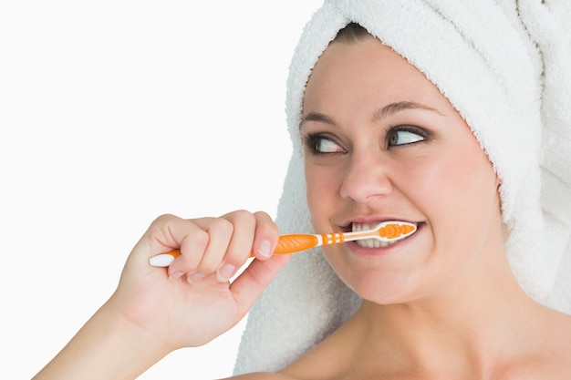Frau mit dem Haartuch, das ihre Zähne wäscht