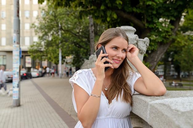 Frau mit dem Smartphone draußen