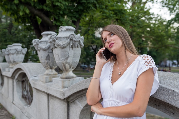 Frau mit dem Smartphone draußen