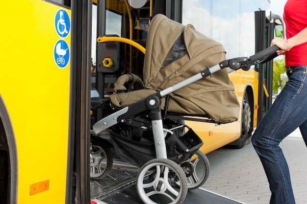 Frau mit dem Spaziergänger, der in einen Bus einsteigt