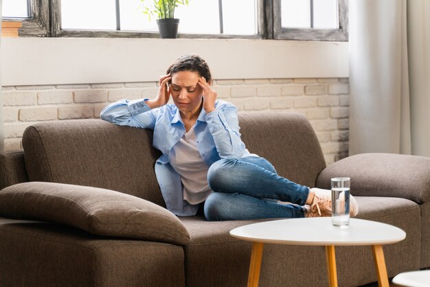 Frau mit Depressionen und Beziehungsproblemen