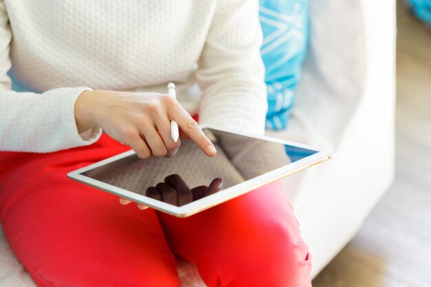 Frau mit digitalem Tablet