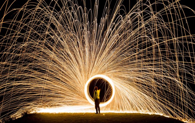 Foto frau mit drahtwolle in der nacht