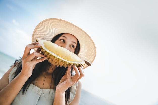 Frau mit Durian