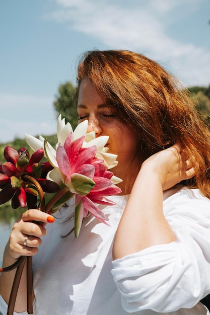 Frau mit Eimer Lotusblumen