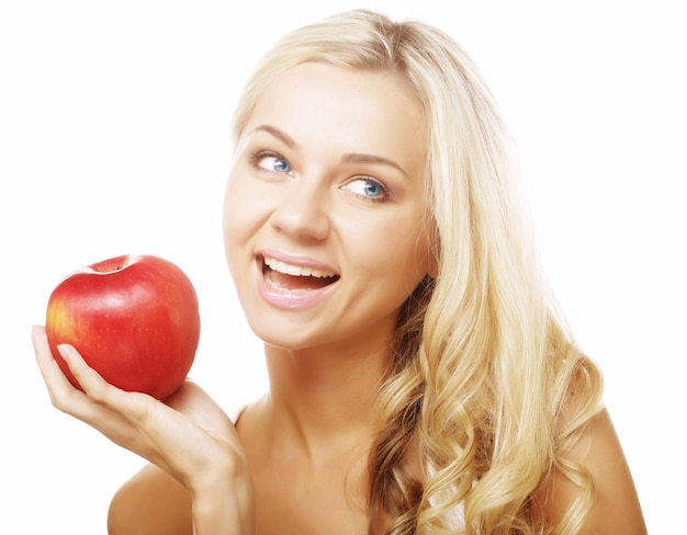 Frau mit einem Apfel vor weißem Hintergrund