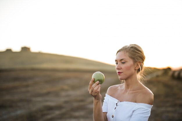 Foto frau mit einem apfel